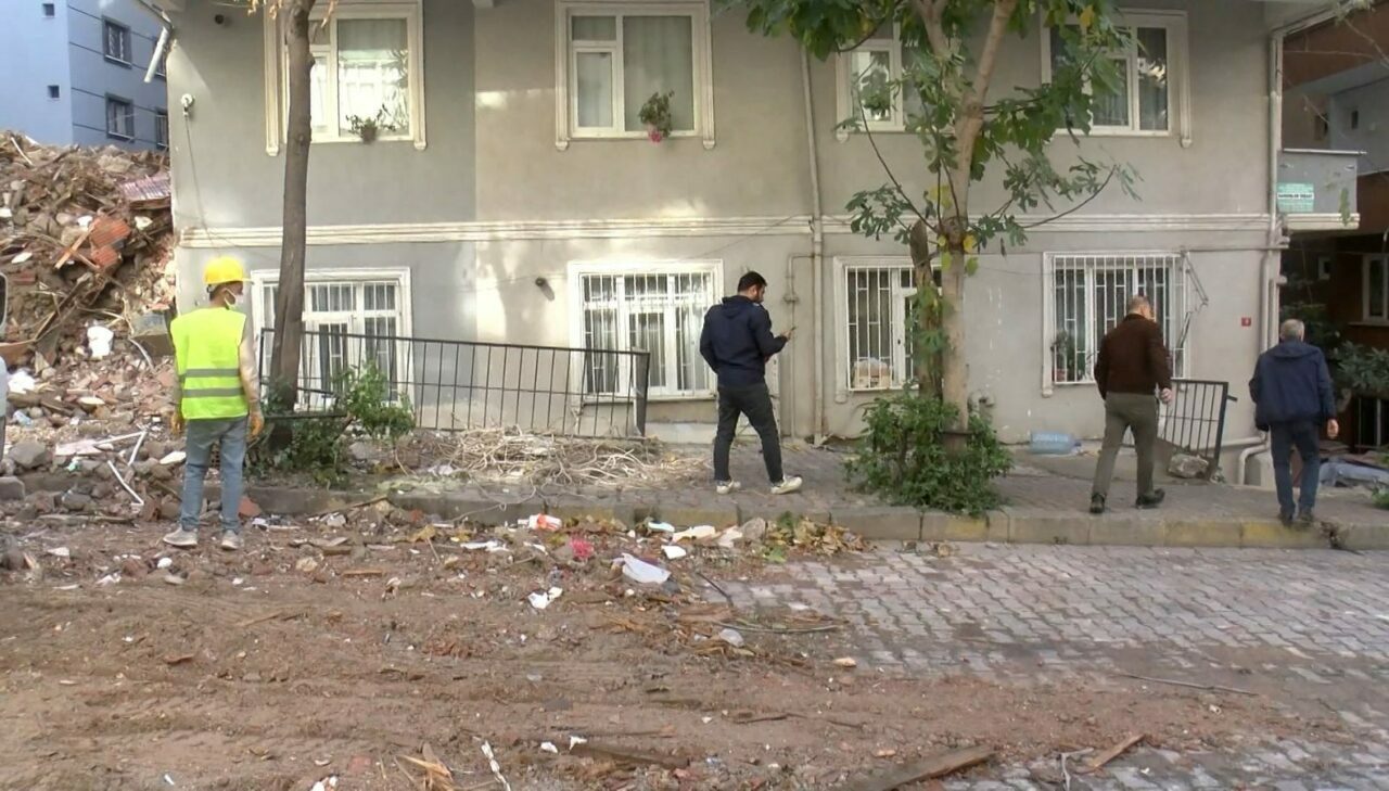 Kentsel dönüşümde ilginç olay: Yatak odası açıkta kaldı Kentsel dönüşümde ilginç olay: Yatak odası açıkta kaldı