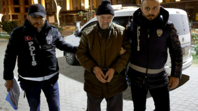 Baltayla eşini katletti