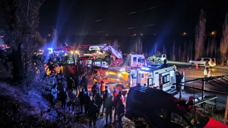 Malatya'nın Doğanşehir ilçesinde kazaya müdahale eden polis ekibine tırın çarpması