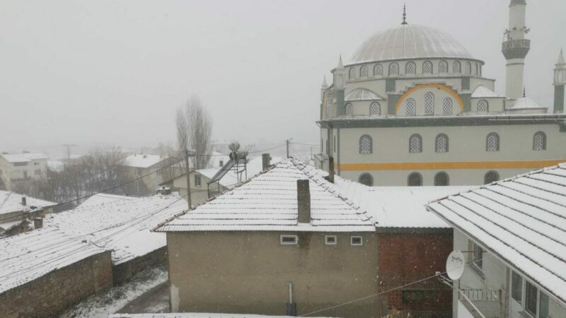 Manisa'nın Demirci ilçesinde mevsimin ilk karı yağdı.