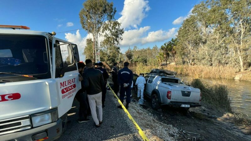 Mersin'in Tarsus ilçesinde, sulama kanalına düşmüş halde bulunan kamyonette diş