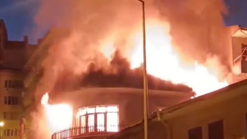 Bursa'nın Mudanya ilçesinde boş durumdaki bir apartmanda çıkan yangın, itfaiye