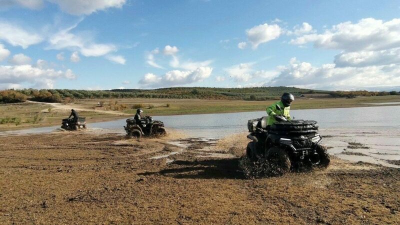 Mudanya’da ATV tutkunları, düzenlenen off road turunda büyük heyecan yaşadı.
