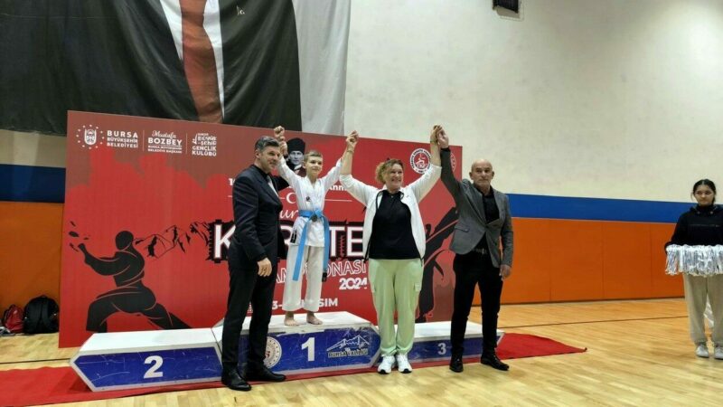 Mudanyalı karatecilerin 10 Kasım Atatürk’ü Anma Minik ve Yıldızlar Karate