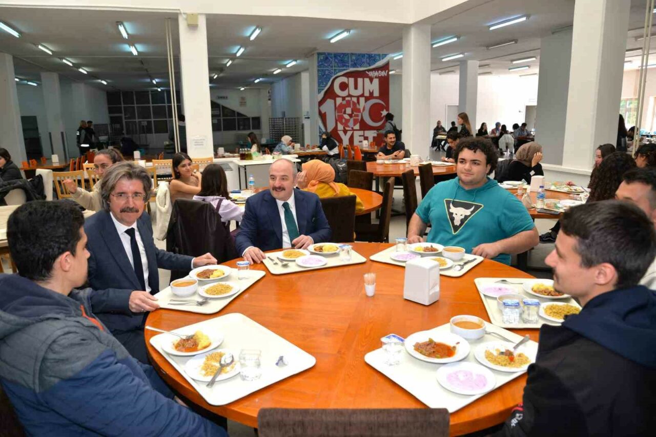 Mustafa Varank, BUÜ öğrencileriyle bir araya geldi Mustafa Varank, BUÜ öğrencileriyle bir araya geldi