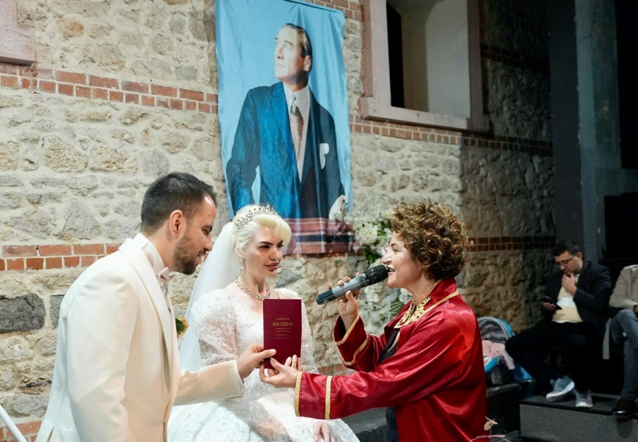 Nikahını kıydığı damatla evlendi, 2-3 gün sonra fark etti! Nikahını kıydığı damatla evlendi, 2-3 gün sonra fark etti!