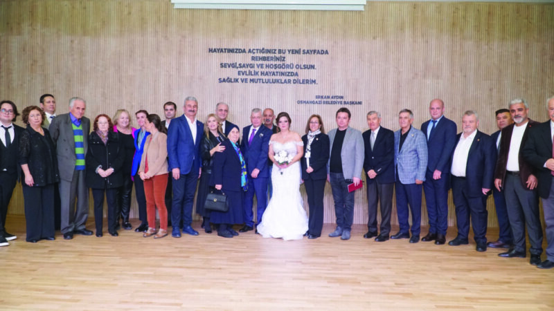 Bursa’nın yeni meydanında ilk nikah Osmangazi Belediyesi Başkan Yardımcısı Mutlu Esendemir, Ece Akdağ ile hayatını