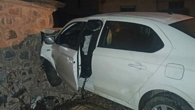 Otomobil camiye çarptı: 8 yaralı