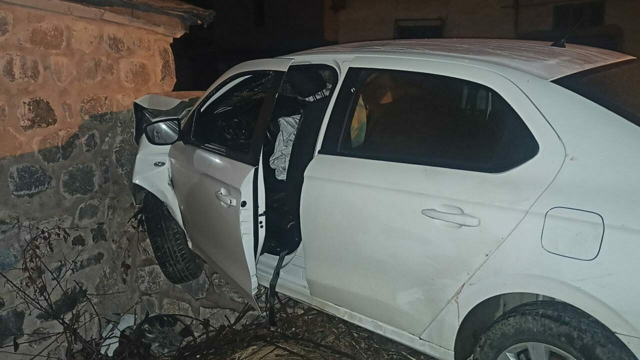 Otomobil camiye çarptı: 8 yaralı Otomobil camiye çarptı: 8 yaralı