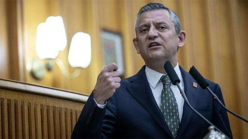 Özgür Özel: Esenyurt’a üzülüyorsan Mardin’e de üzüleceksin CHP Genel Başkanı Özgür Özel, CHP'li Esenyurt Belediyesi ile DEM