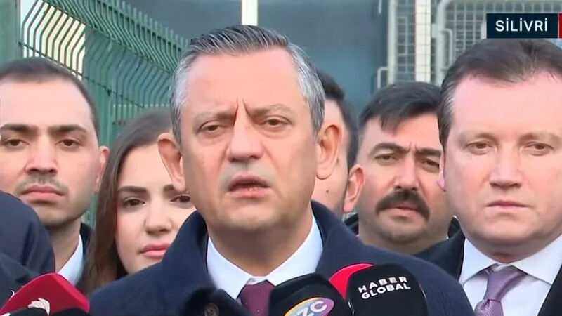 Özgür Özel, Ahmet Özer’i ziyaret etti CHP Genel Başkanı Özgür Özel, terör soruşturması kapsamında tutuklanan Esenyurt