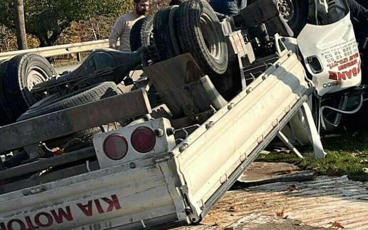 Bursa’da korkunç kaza: 2 ölü Bursa’nın Kestel ilçesinde refüje çarpıp, takla atan kamyonetin sürücüsü Murat