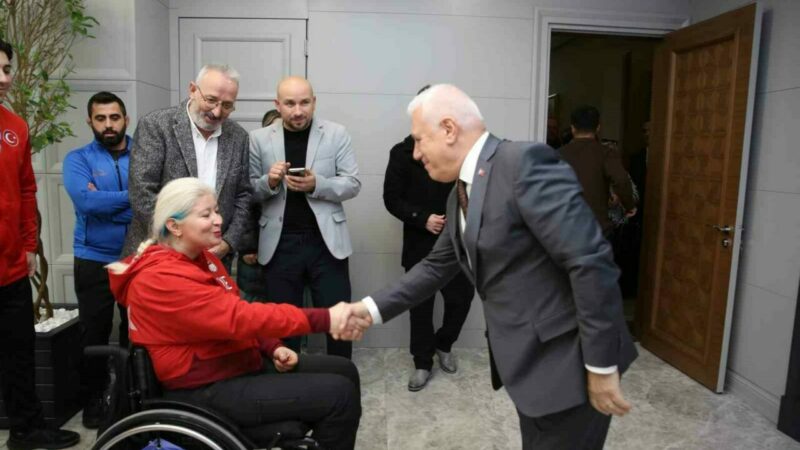 Şampiyon sporculardan Başkan Bozbey’e ziyaret Bursa Büyükşehir Belediye Başkanı Mustafa Bozbey, Bursa Büyükşehir Belediyespor’un milli
