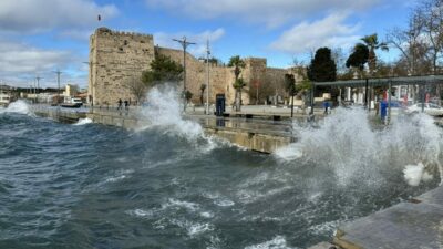 Sinop sahillerinde kuvvetli rüzgar 3 metrelik dalgalar oluşturdu