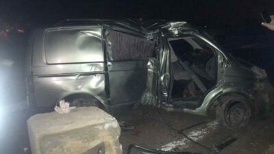 Sivasta minibüs aydınlatma direğine çarptı: 2 yaralı