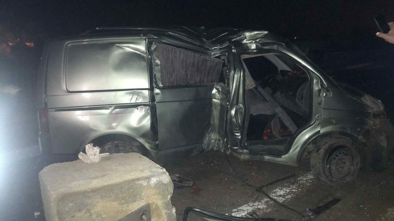 Sivasta minibüs aydınlatma direğine çarptı: 2 yaralı Sivasta minibüs aydınlatma direğine çarptı: 2 yaralı