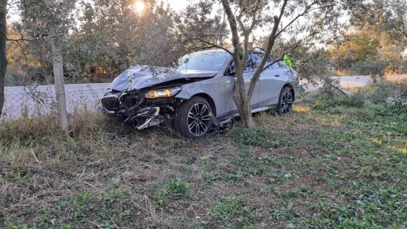 Bursa’da sollamak isterken tarlaya uçtu Bursa’da sollama yapmak isterken, önündeki otomobile çarpan sürücü, tarlaya uçtu.