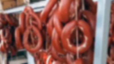 Bozulmuş sucukları sosyal medyada satmışlar!