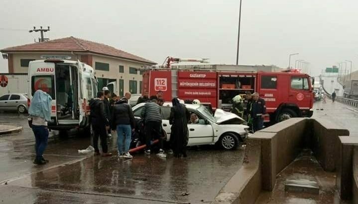 Otoyolda feci kaza: Ölü ve yaralılar var Otoyolda feci kaza: Ölü ve yaralılar var