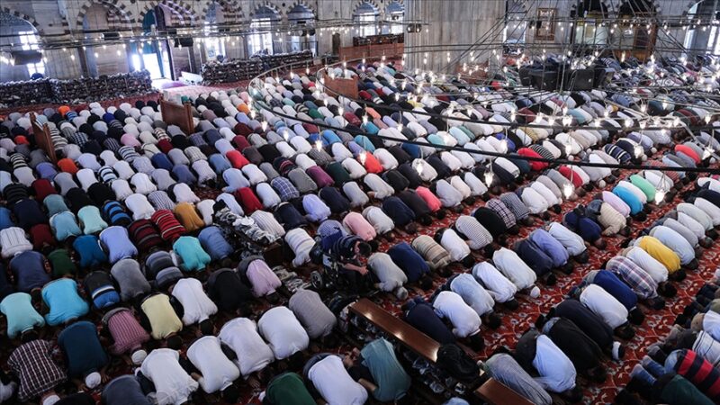 Diyanet İşleri Başkanlığınca hazırlanan cuma hutbesinde, "Maalesef, bugün, internet ortamında