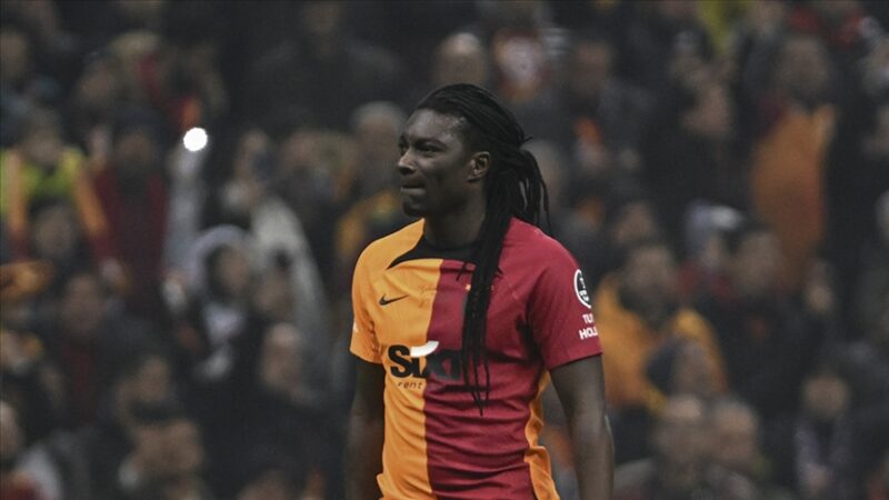 Bir dönem Galatasaray'da da forma giyen Fransız santrfor Bafetimbi Gomis,