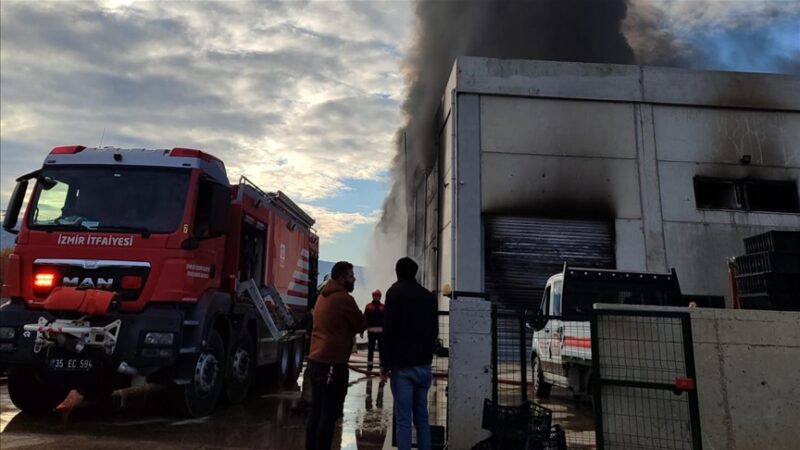 İzmir'in Selçuk ilçesinde plastik kasa üretimi yapan bir fabrikada çıkan