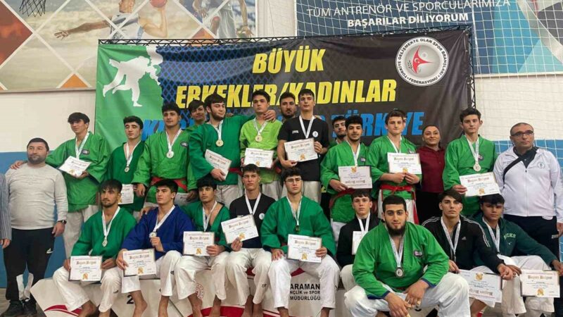 Karaman’da düzenlenen Kuraş Büyük Kadınlar ve Erkekler Takım Müsabakaları’nda mücadele