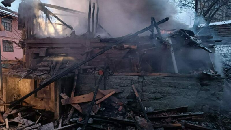 Kastamonu'nun Tosya ilçesinde bir evde çıkan yangında baba ve engelli