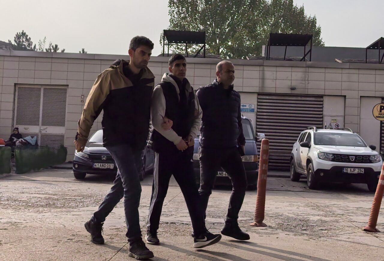 Yer: Bursa… Çaldığı otomobille iki gün gezip yerine bıraktı Yer: Bursa… Çaldığı otomobille iki gün gezip yerine bıraktı