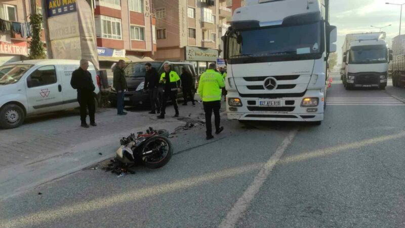 Bursa’nın Orhangazi ilçesinde ana yol üzerinde seyir halindeki bir motosiklet,