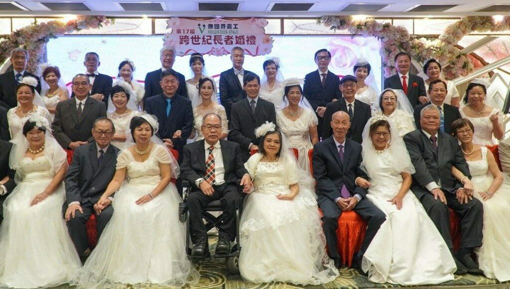 Yıllar sonra gelinlik ve damatlık giydiler: 20 yaşlı çiftten toplu düğün Yıllar sonra gelinlik ve damatlık giydiler: 20 yaşlı çiftten toplu düğün