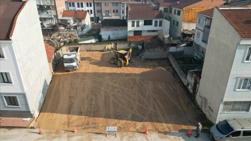 Mahalle aralarında kamulaştırmalarla elde edilen alanlarda otoparklar yaparak parklanma sorununa