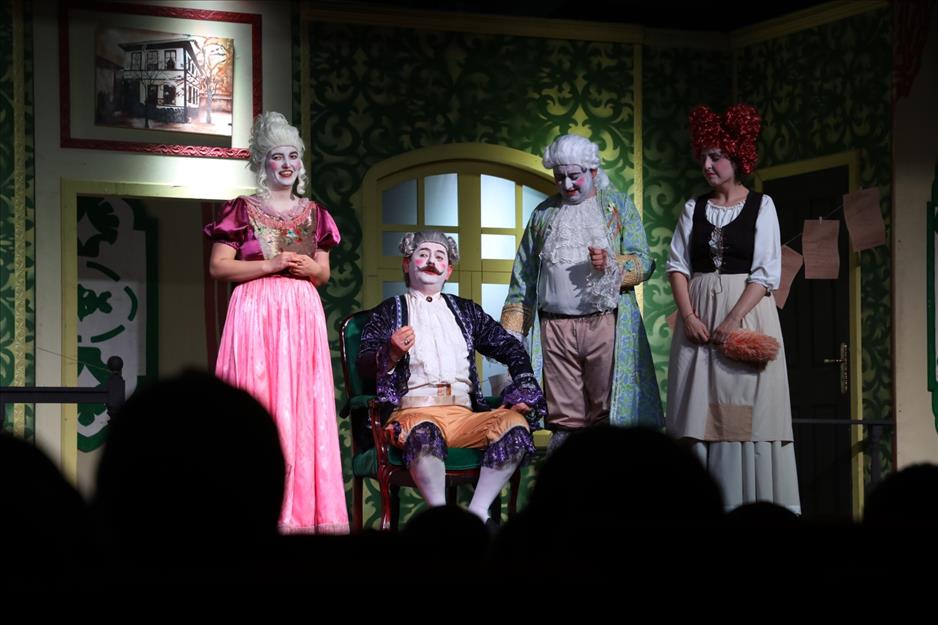 İnegöl’de Hastalık Hastası seyirciyle buluştu İnegöl’de Hastalık Hastası seyirciyle buluştu