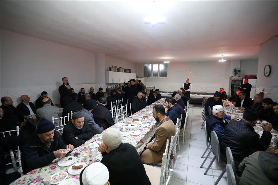 İnegöl’de Bereket Sofrası Fetih 1453 Camii’nde kuruldu İnegöl’de Bereket Sofrası Fetih 1453 Camii’nde kuruldu