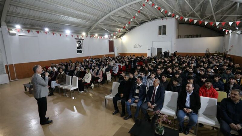 Genç Bakış programları kapsamında Anadolu İmam Hatip Lisesi öğrencileriyle bir