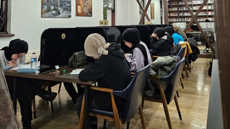 İnegöl Belediyesi’nin Nöbetçi Kitaphanelerde belirli aralıklarla gerçekleştirdiği sınav simülasyonları kapsamında