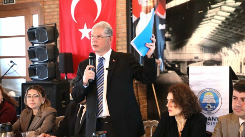 Bursa Mudanya’da muhtarlarla ortak akıl toplantısı Mudanya Belediye Başkanı Deniz Dalgıç, muhtarlarla yaptığı değerlendirme toplantısında 2024
