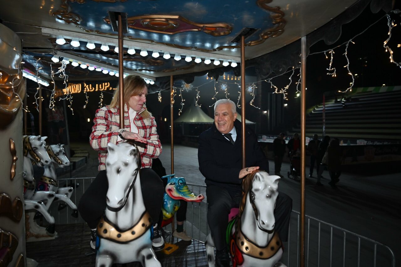 Bursa Yeni Yıl Meydanı’nda Başkan Bozbey’e büyük ilgi! Coşkuya ortak oldular…