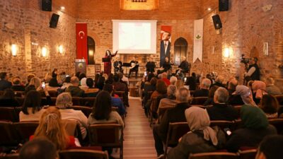 Osmangazi Belediyesi’nin düzenlediği Türk Sanat Müziği eşliğinde şiir dinletisi etkinliğinde
