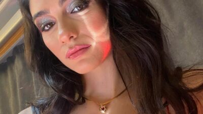 Derin göğüs dekolteli iddialı tarzıyla gündem oldu!