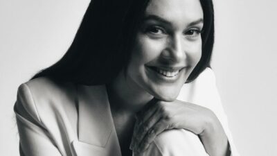 Bergüzar Korel dekolteli elbisesiyle tam not aldı!