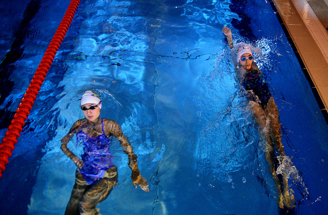 Bursa’nın şampiyon yüzücüleri engellerini kulaçlarla aşıyor Bursa’nın şampiyon yüzücüleri engellerini kulaçlarla aşıyor