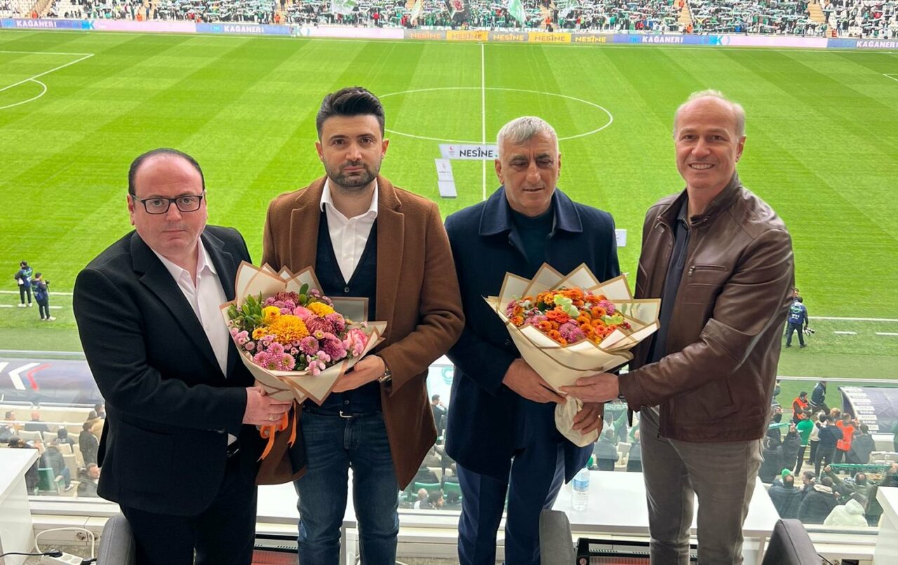 Artvin Vakfı’ndan Bursaspor ve Hopaspor’a çiçek