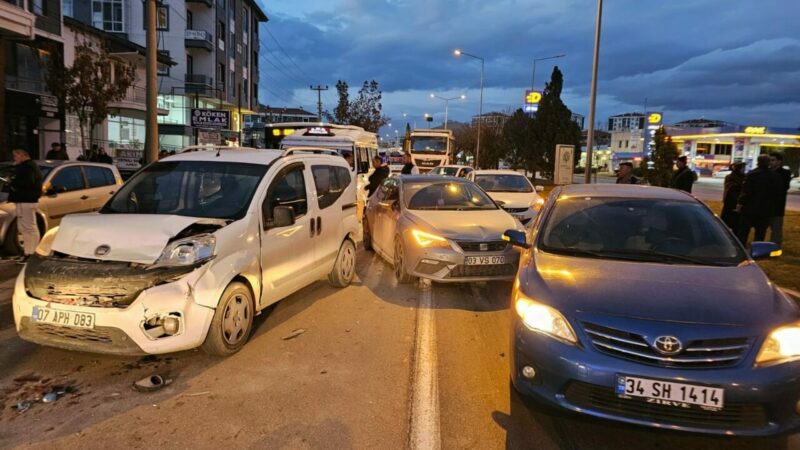 Afyonkarahisar'da şehir içi yolcu minibüsü ile 4 aracın karıştığı zincirleme