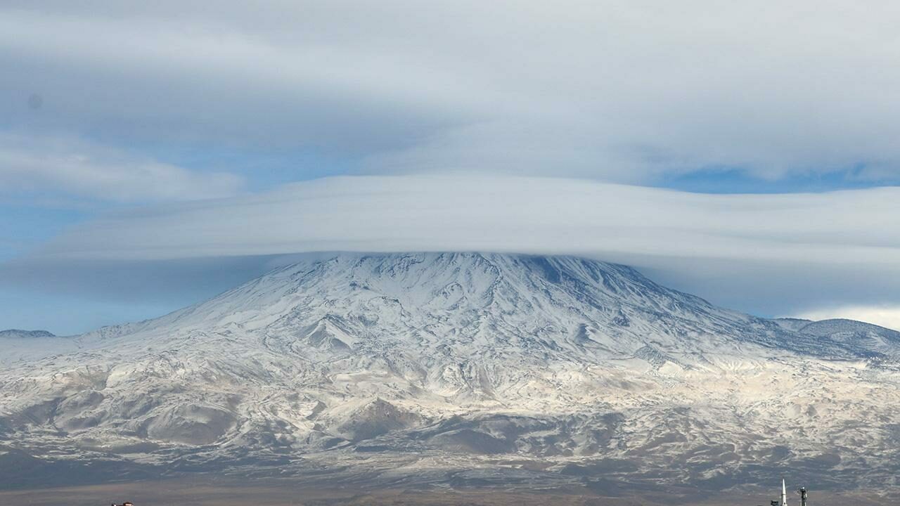 Ağrı Dağı’nda mercek bulutu oluştu Ağrı Dağı’nda mercek bulutu oluştu