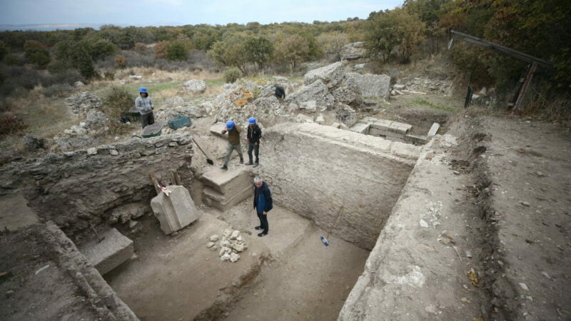 Alexandria Troas’ta bulunan çarşı yapısı kazılıyor Ege Denizi kıyısındaki Alexandria Troas Antik Kenti'nde süren kazılarda, Helenistik