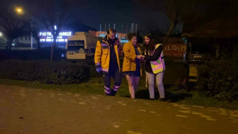 Bursa’nın İnegöl ilçesinde aracını yol ortasında bırakıp yolun kenarına oturan