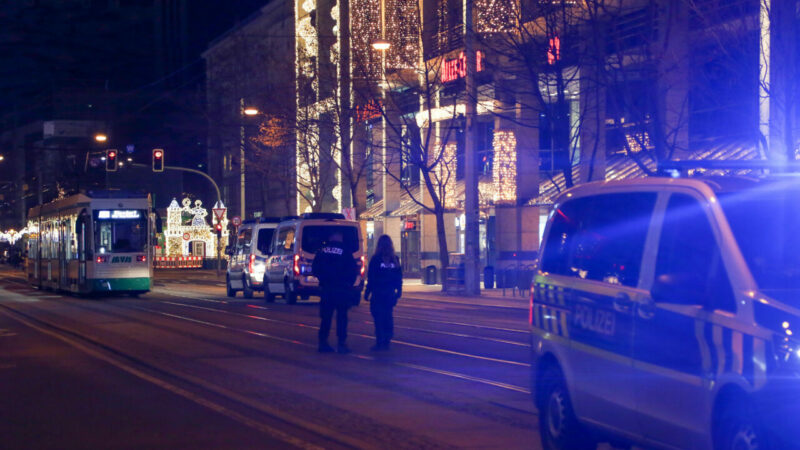 Almanya'nın Mandeburg şehrinde bir sürücü aracıyla Noel pazarında kalabalığın arasına