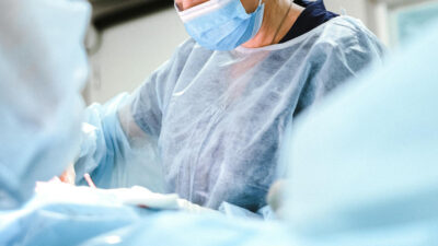 Alnına dolgu yaptırırken kör oldu