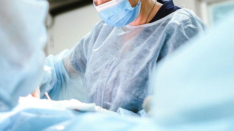 Alnına dolgu yaptırırken kör oldu Alnına dolgu yaptırırken kör oldu